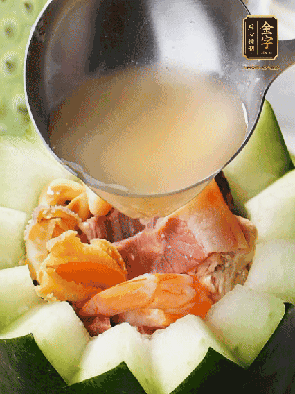 煮好后，盛入冬瓜盅。放入鍋中，可繼續(xù)燉煮，越燉越有味