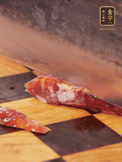 金字金華香腸切片，調(diào)制煲仔飯料汁：生抽2勺+蠔油1勺+1勺芝麻油+半勺糖