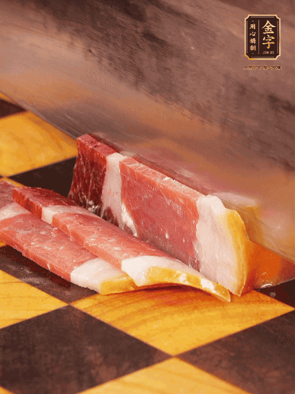 金字火腿切薄片，姜切粒、大蔥切絲