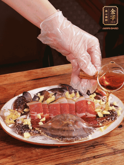 冷水上鍋蒸12分鐘（具體看蟹的大?。詈笕錾鲜[絲、澆上熱油即可