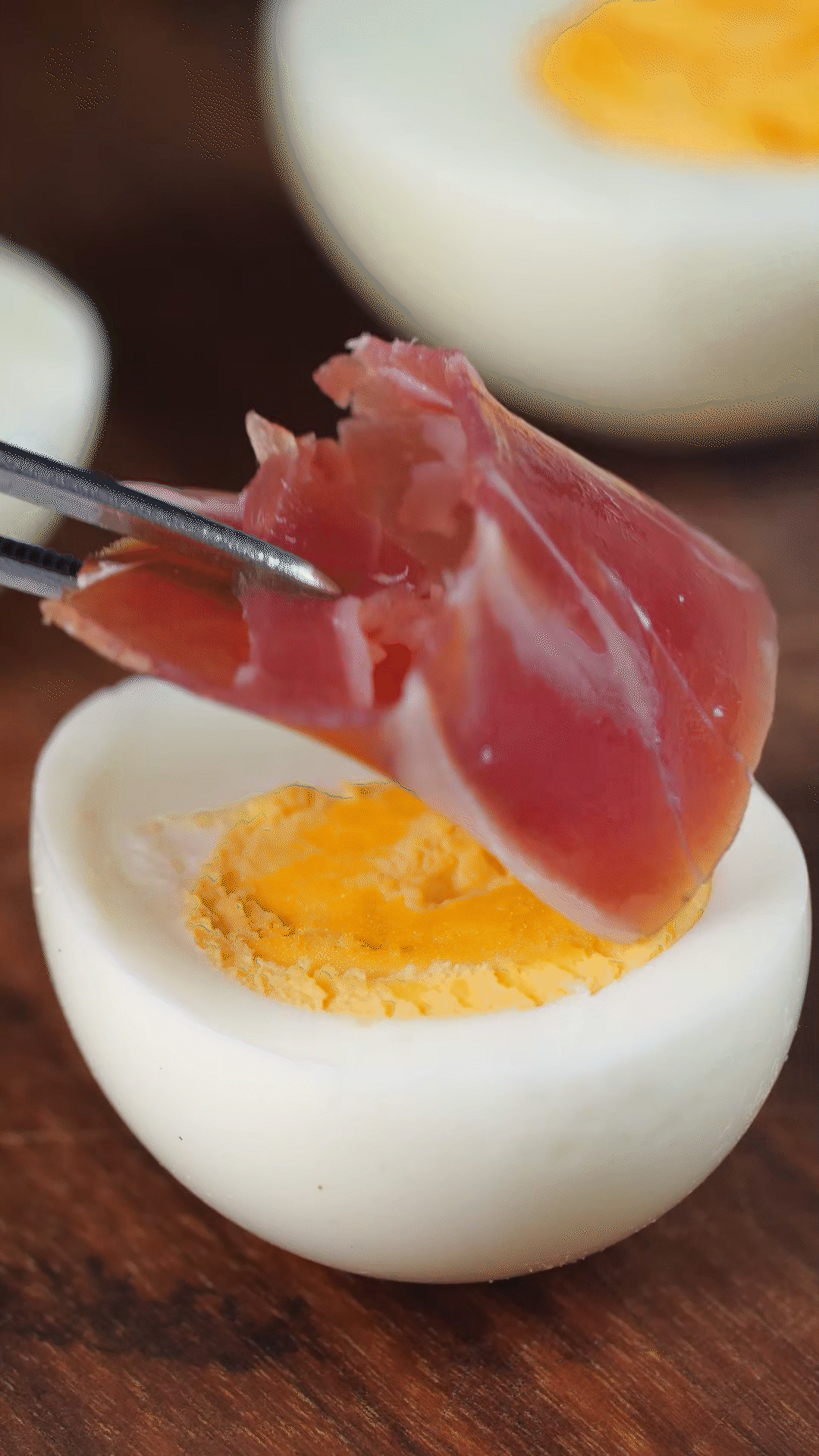 撈出過冷水，去殼后對(duì)半切開