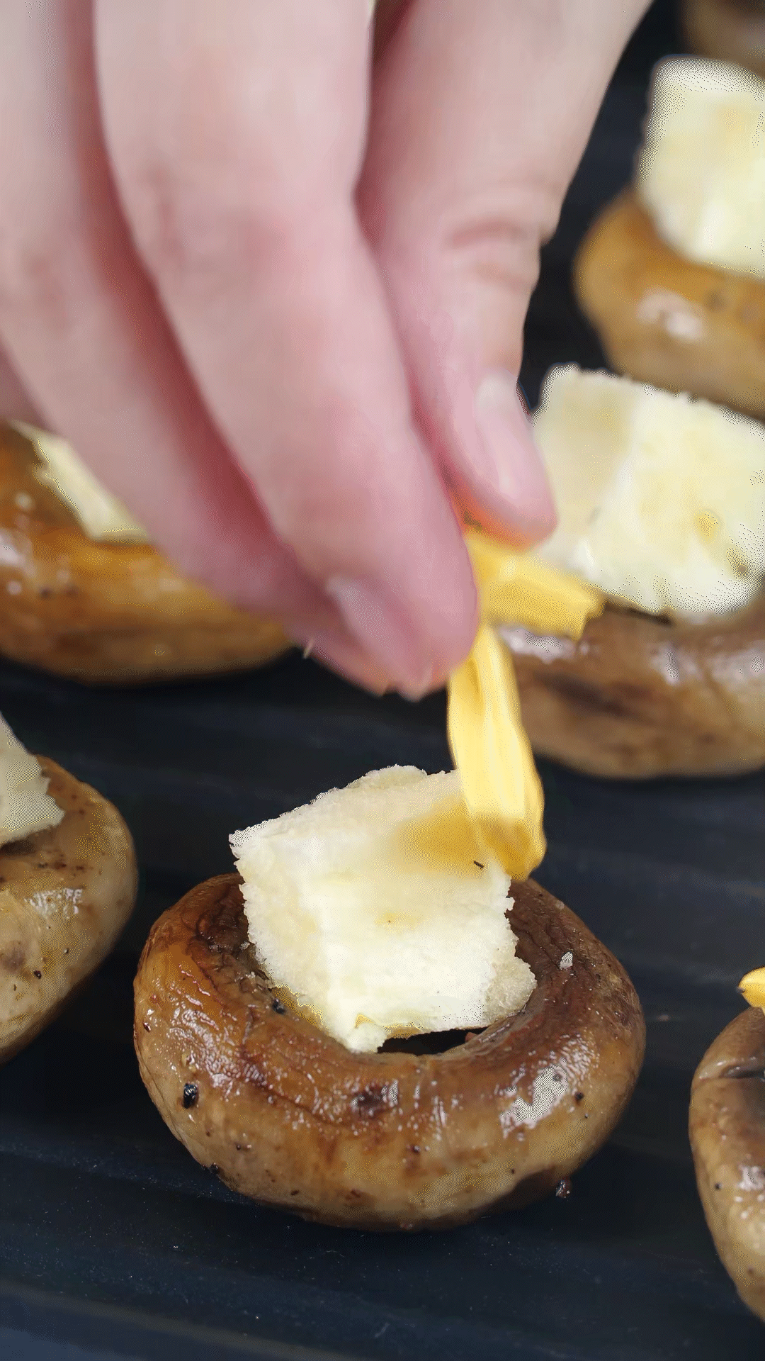 面包切小粒，放入口蘑凹處，蓋上芝士，烤箱180度烤10分鐘