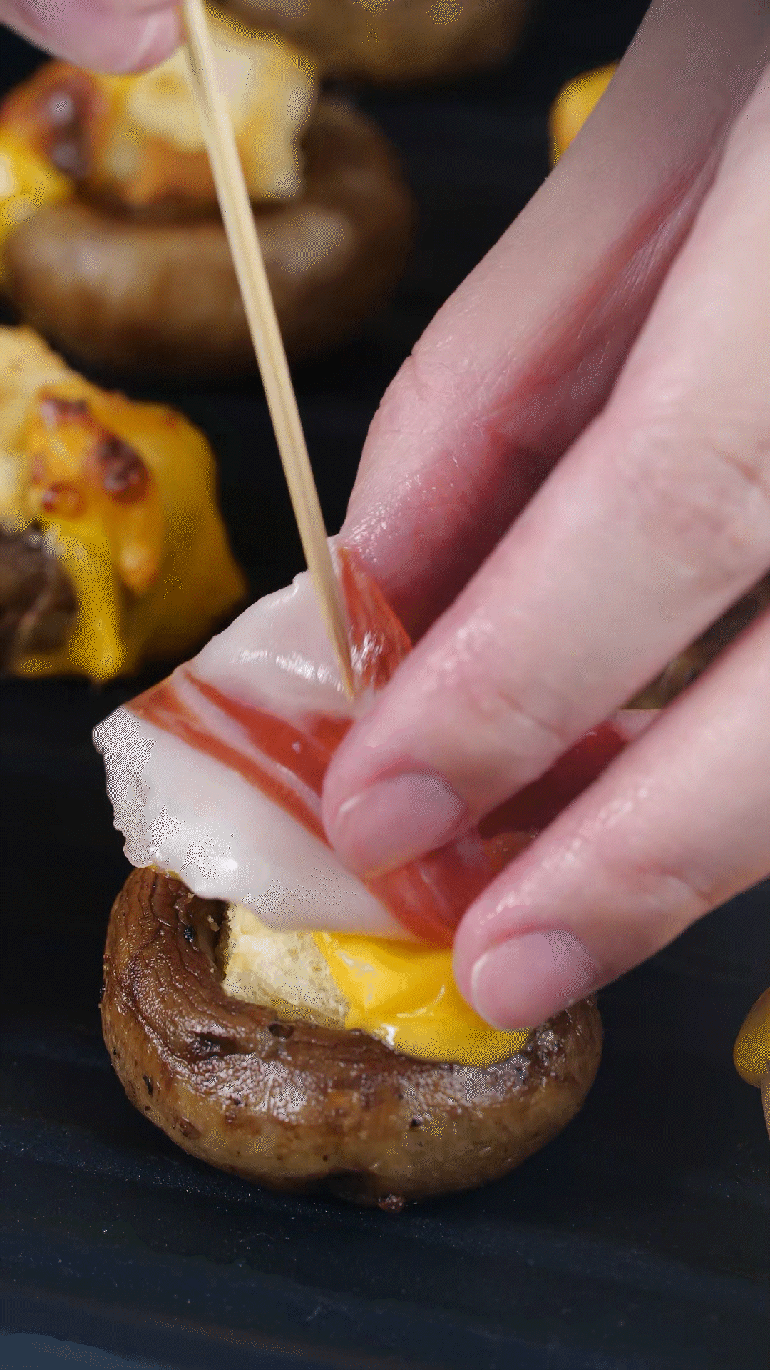 將火腿卷一卷，放在最頂部，插上竹簽