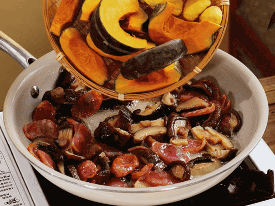 清洗好的大米放入電飯鍋，加裹滿醬汁的食材，再加剛好沒過食材的水，攪拌一下