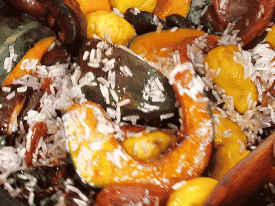 電飯煲正常煮飯模式煮飯。出鍋后撒點蔥花