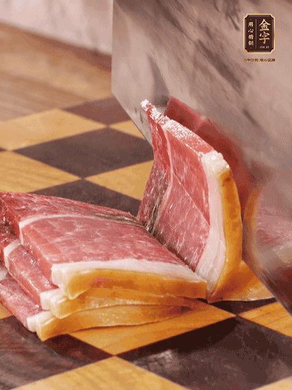 金字火腿切片，溫水浸泡5分鐘；肉皮泡發(fā)，切成小塊。