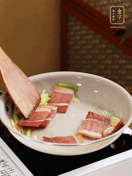 熱油下鍋，火腿、蔥姜蒜煸出香味備用