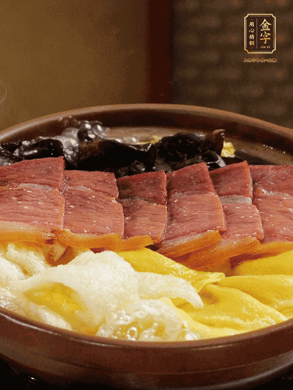 最后胡椒粉調(diào)味，撒小蔥花點(diǎn)綴