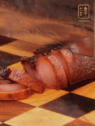 金字醬肉，煮熟切條；蓮藕去皮，切成條狀，焯水2分鐘