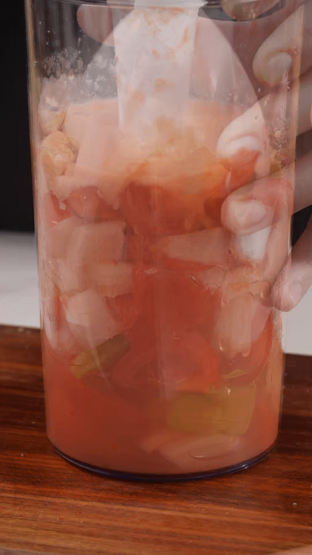 將所有食材切塊丟進(jìn)攪拌機(jī)