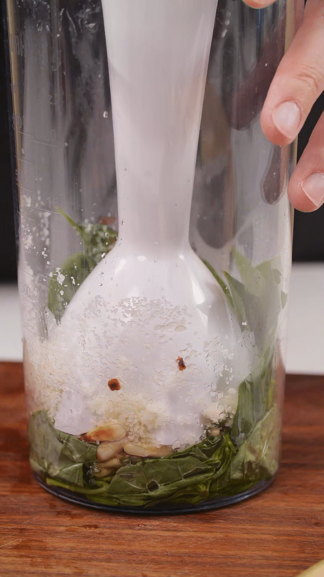 加入松子、現(xiàn)磨芝士碎、大蒜、鹽和檸檬汁、橄欖油，用手持料理機(jī)攪打細(xì)膩均勻
