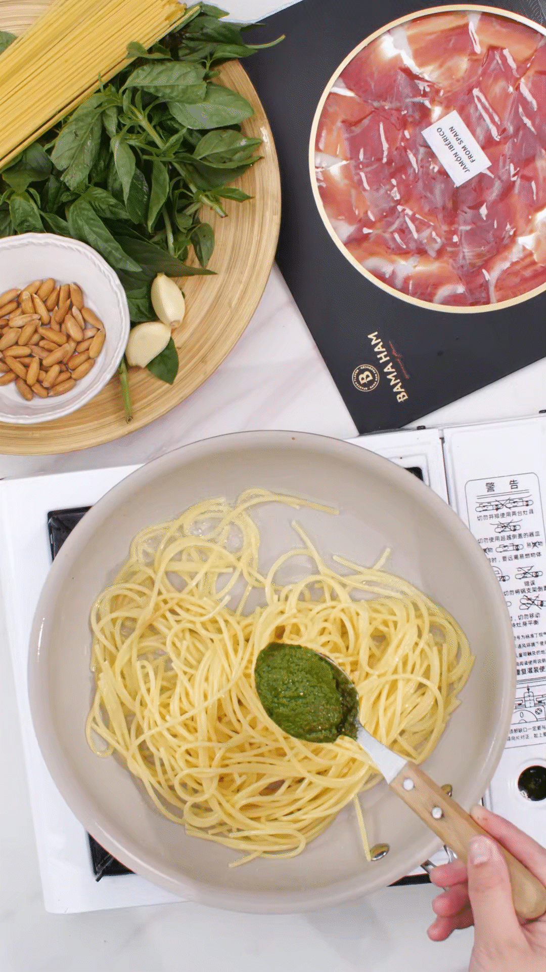 鍋中加入橄欖油，放入意面和青醬攪拌均勻裝盤
