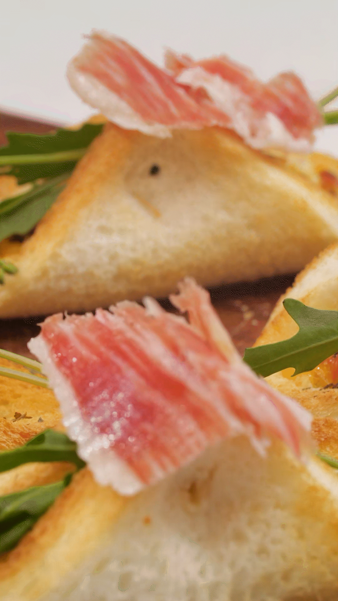 空氣炸鍋或烤箱180度5分鐘，撒歐芹碎
