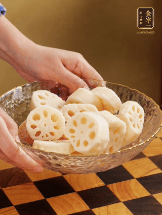 蓮藕洗凈削皮，切大塊，用鹽、糖腌制30分鐘。