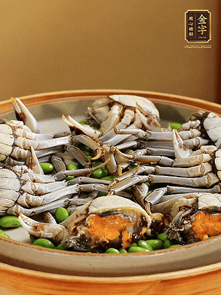 盤底鋪毛豆，依次放大閘蟹、咸肉， 淋一圈料酒、豉油。