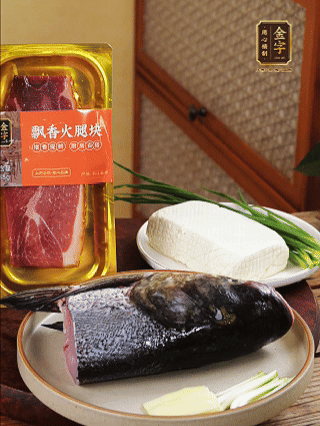 花鰱魚頭處理干凈（刮黑膜、除貼骨血、拔魚牙、剪魚鰭、刮凈魚肉表面雜質(zhì)），從中間劈開(kāi)成兩半，擦干水分