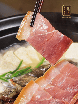 加入一丟丟鹽，撒點(diǎn)胡椒粉，蔥段點(diǎn)綴