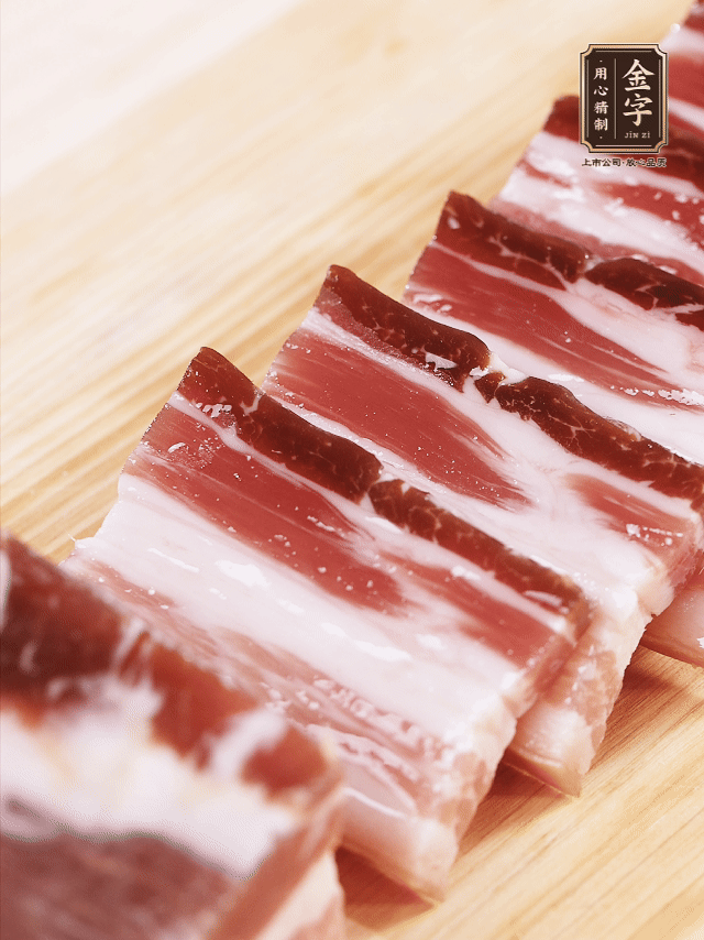 金字淡咸肉切厚片；金字淡咸肉、仔排加蔥姜、料酒焯水3分鐘，溫水洗凈。