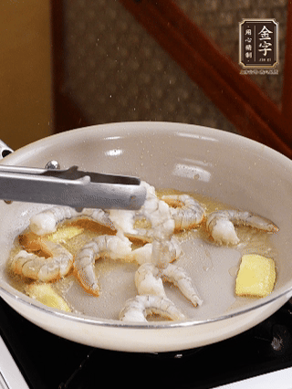 秘制煲仔飯醬油：2勺蒸魚豉油、半小勺糖、1大勺清水?dāng)嚢杈鶆蛑?分鐘